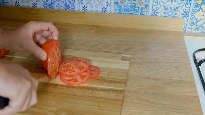 como cortar tomate en rodajas