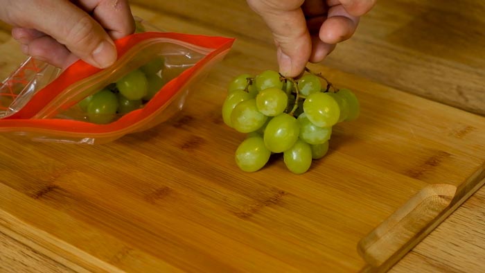 poner uvas en bolsa 