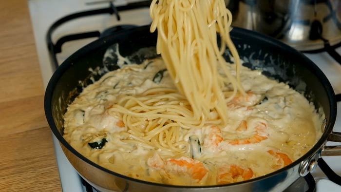 espaguetis con gambas y nata