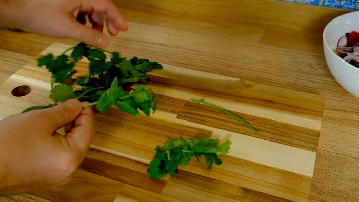como picar cilantro fresco