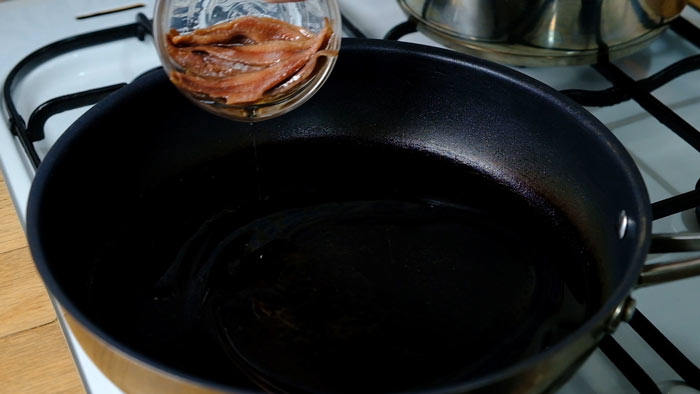 aceite de anchoas en sarten
