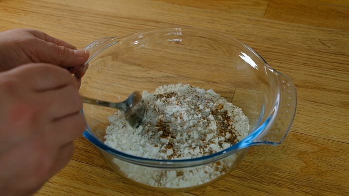 mezclar harinas con una cuchara