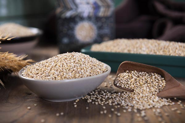 granos de quinoa blanca